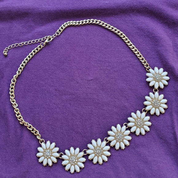 Faux Gold Daisy Necklace - Picture 1 of 1